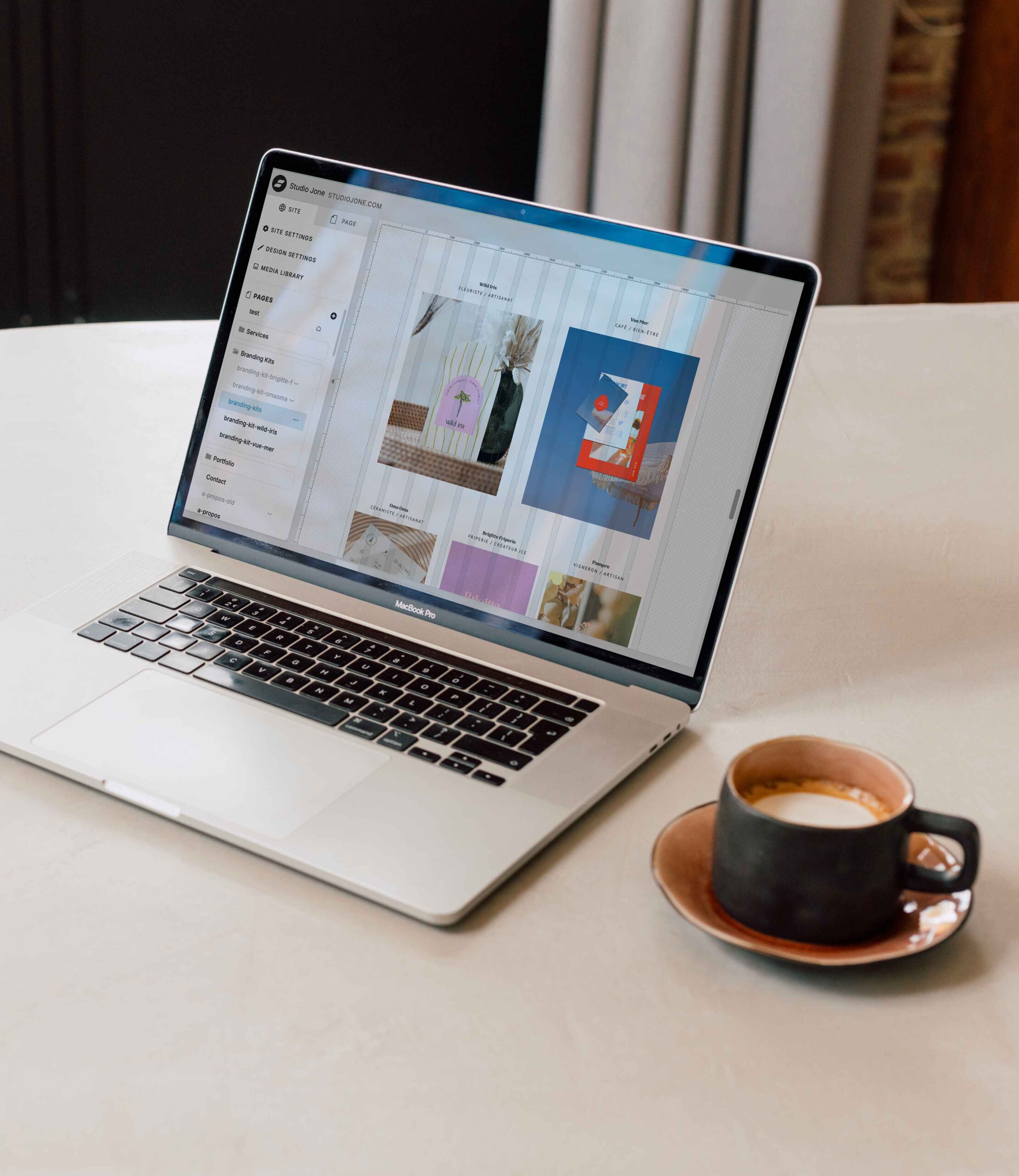 ordinateur avec exemples de produits à vendre sur un site showit